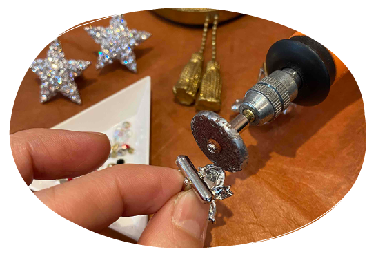 アクセサリーをリメイクしている写真